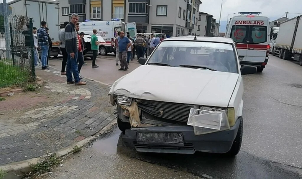 Düğüne gidenlerin bulunduğu araç otomobille çarpıştı: 5 yaralı