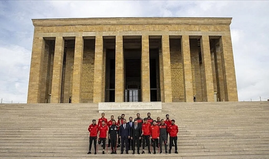 Dünya şampiyonu Ampute Futbol Milli Takımı, Anıtkabir'i ziyaret etti