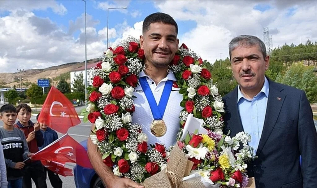 Dünya şampiyonu milli güreşçi Taha Akgül, memleketi Sivas'ta çiçeklerle karşılandı