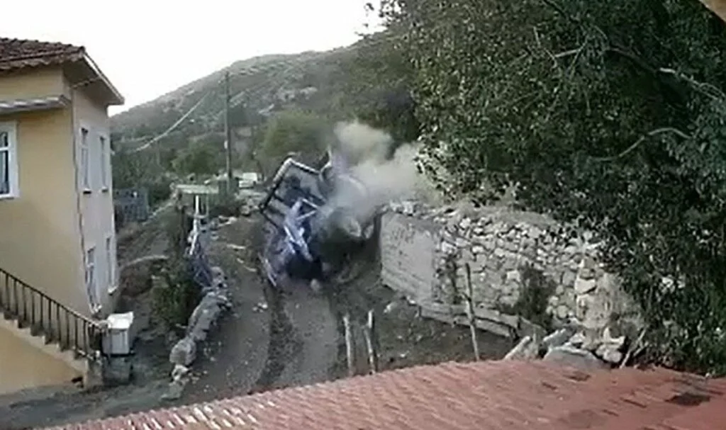 Duvara çarparak devrildi, o anlar güvenlik kamerasına yansıdı