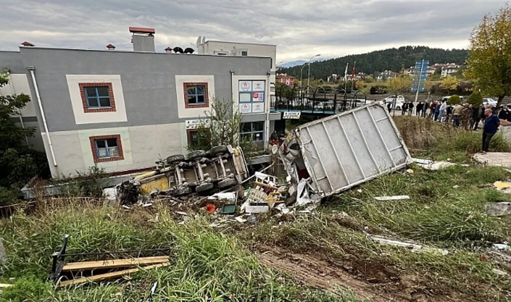 Düzce’de freni boşalan kamyon taksi durağına çarparak, şarampole uçtu