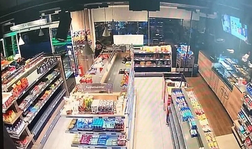 Düzensiz göçmenleri bisküvi kolisi yakalattı