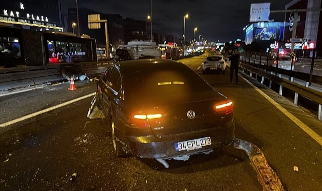 E-5’te iki araca çarparak kaza yapan otomobilin motoru yolun ortasına düştü
