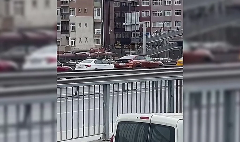 E5’te geri geri giden araç trafiği tehlikeye attı