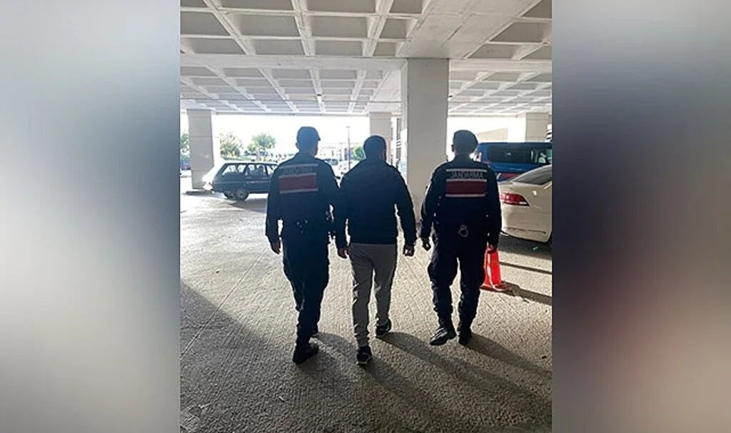 Edirne’de JASAT 15 yıl kesinleşmiş hapis cezasıyla aranan şahsı yakaladı
