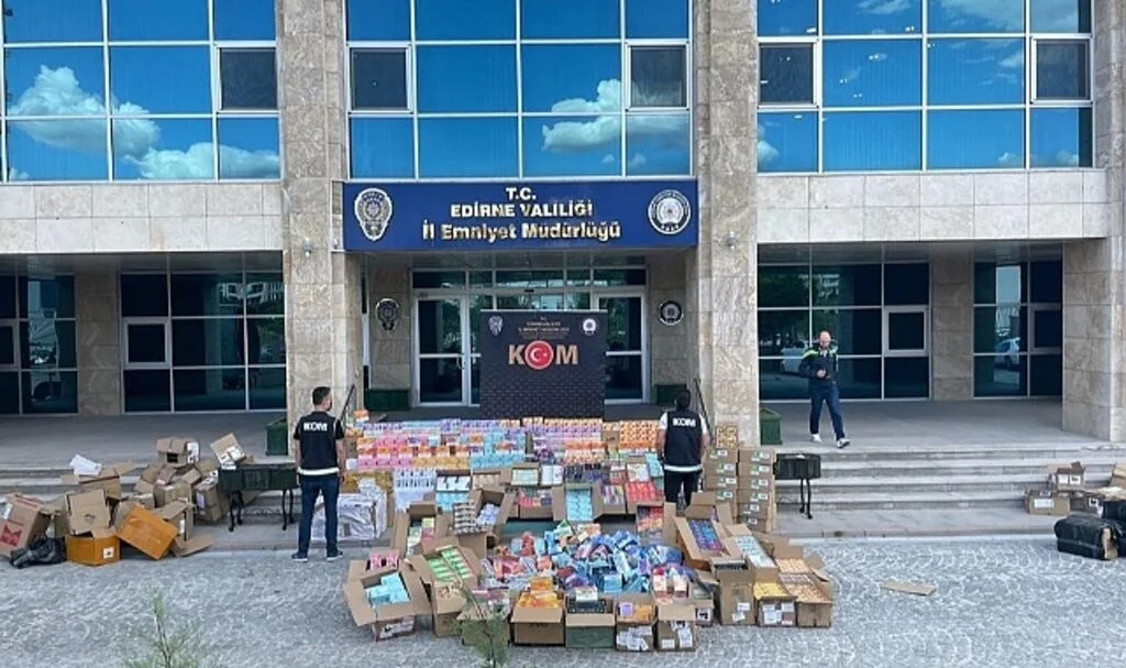 Edirne'de tırda kaçak 16 bin elektronik sigara ve 2 bin gözlük ele geçirildi