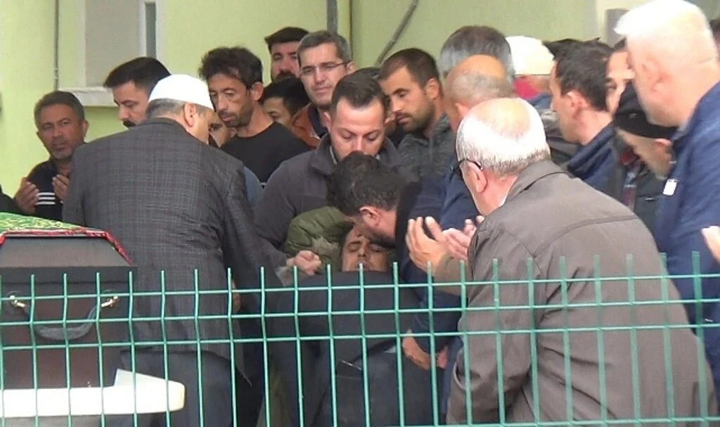 Ehliyetsiz sürücünün hayattan kopardığı 7 yaşındaki Miraç’ın babası cenazede fenalık geçirdi