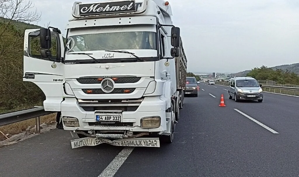 Ehliyetsiz tır sürücüsü kaçtı, lastiklerine ateş edilerek durduruldu