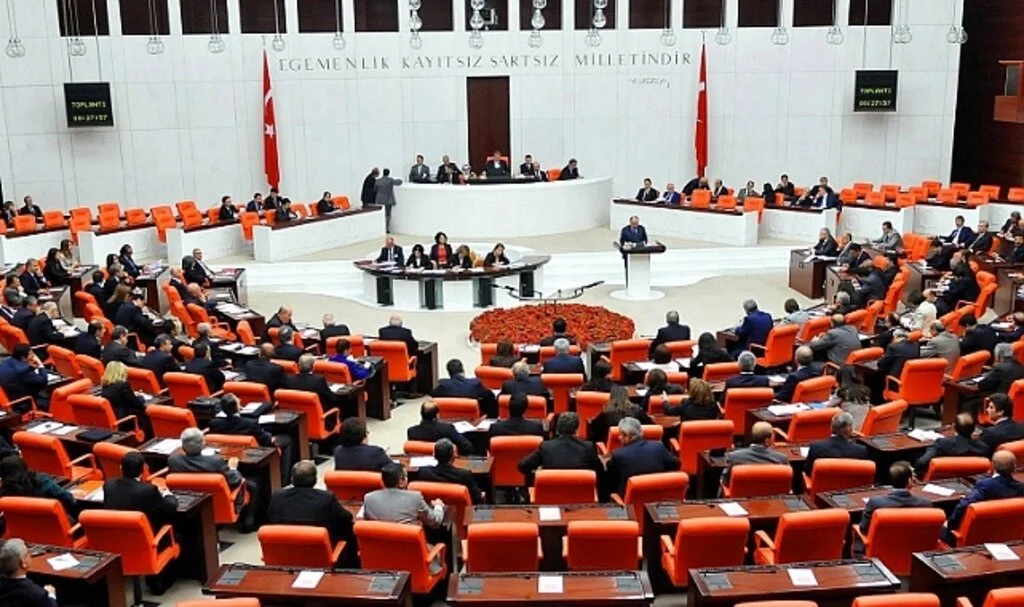 Ekonomik düzenlemeleri içeren torba yasa teklifi komisyondan geçti: KYK kredi faizleri ve maske cezaları siliniyor!