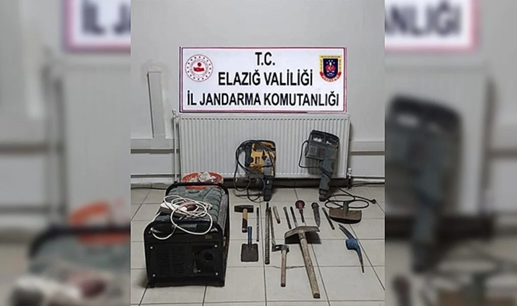 Elazığ'da kaçak kazı yapan 4 şüpheli suçüstü yakalandı