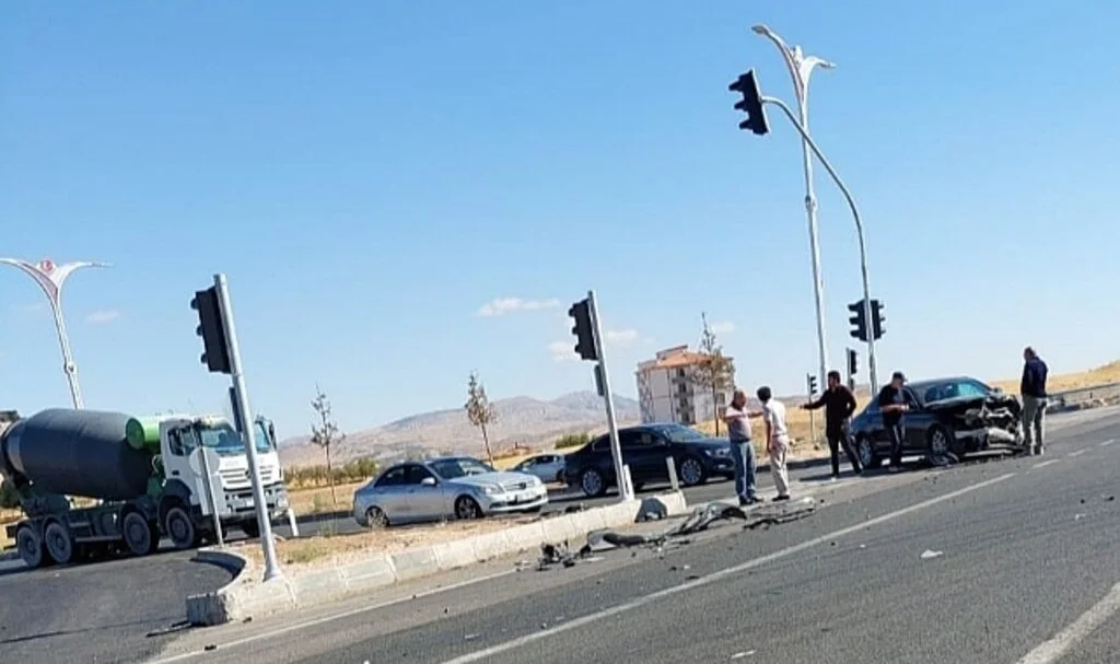 Elazığ’da kamyon ile otomobil çarpıştı