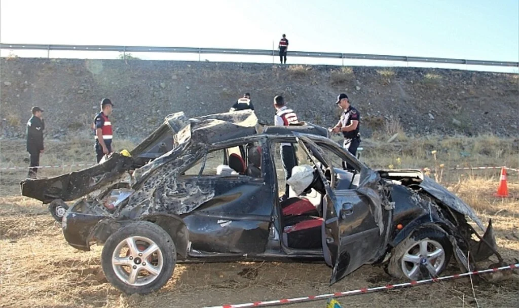 Elazığ’da otomobil şarampole yuvarlandı: 1 ölü, 2'si ağır 3 yaralı