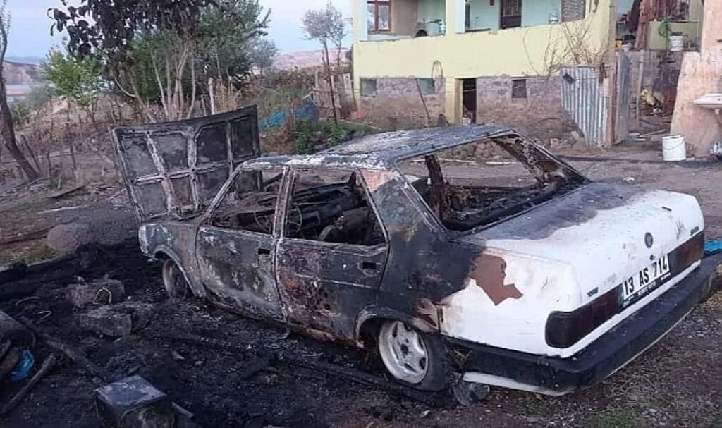 Elazığ’da park halindeki araç küle döndü