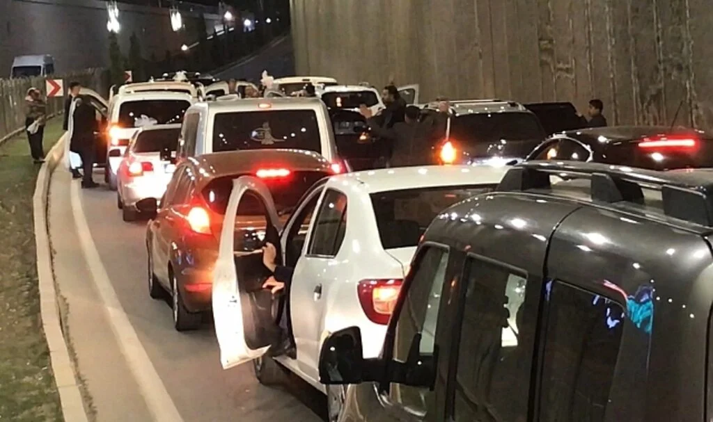 Elazığ'da pes dedirten görüntü, yolu kesip çiftetelli oynadılar