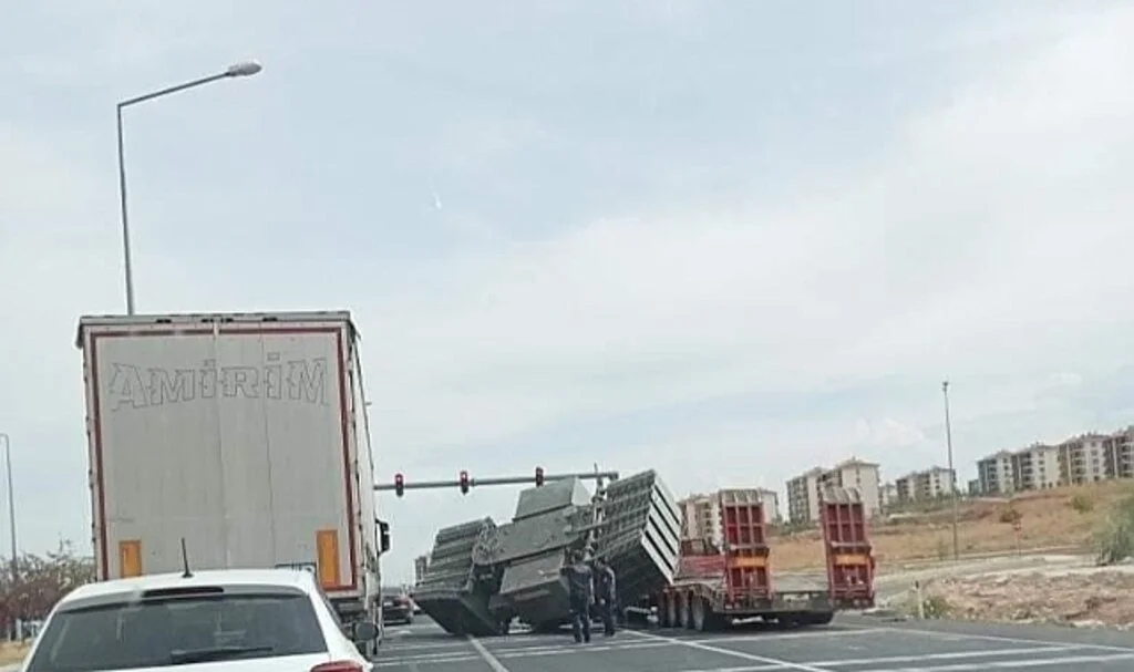 Elazığ'da trafo yüklü tır yan yattı