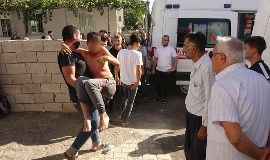Elektrik telini çıplak elle tutan çocuk ve arkadaşı yaralandı