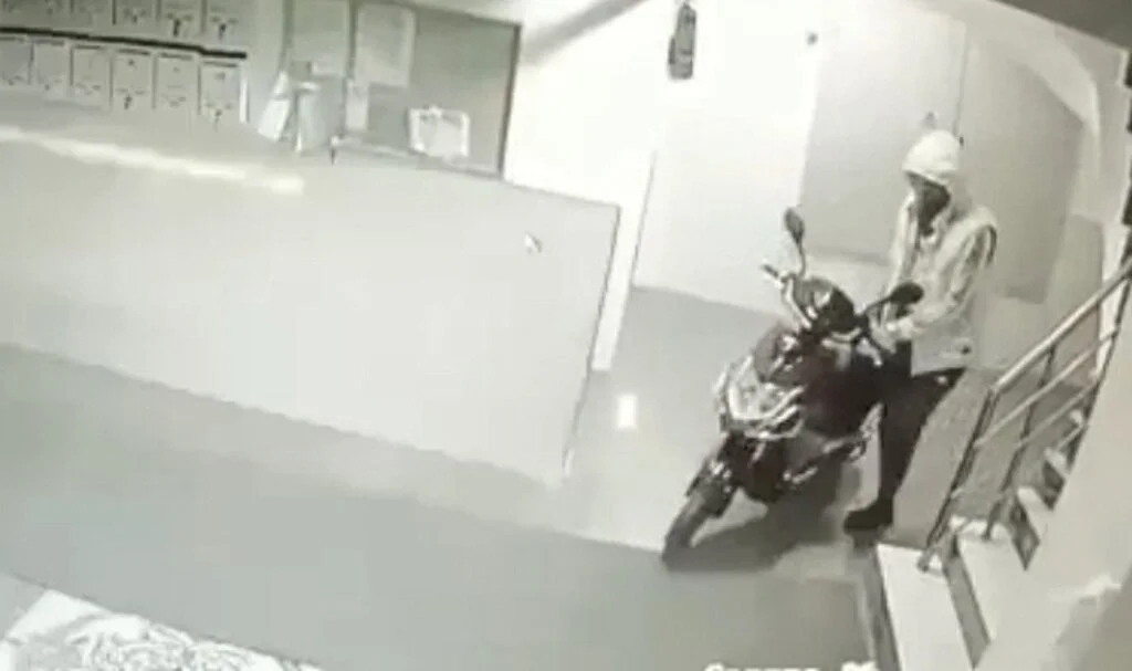 Elektrikli bisikletin çalınma anı kameralara yansıdı