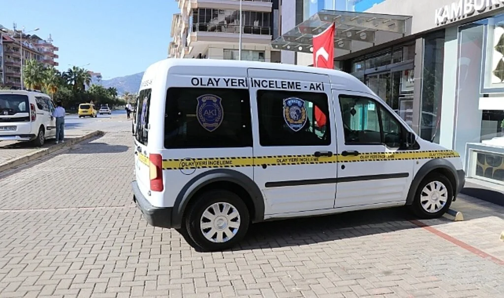 Emekli öğretmen yalnız yaşadığı dairede ölü bulundu