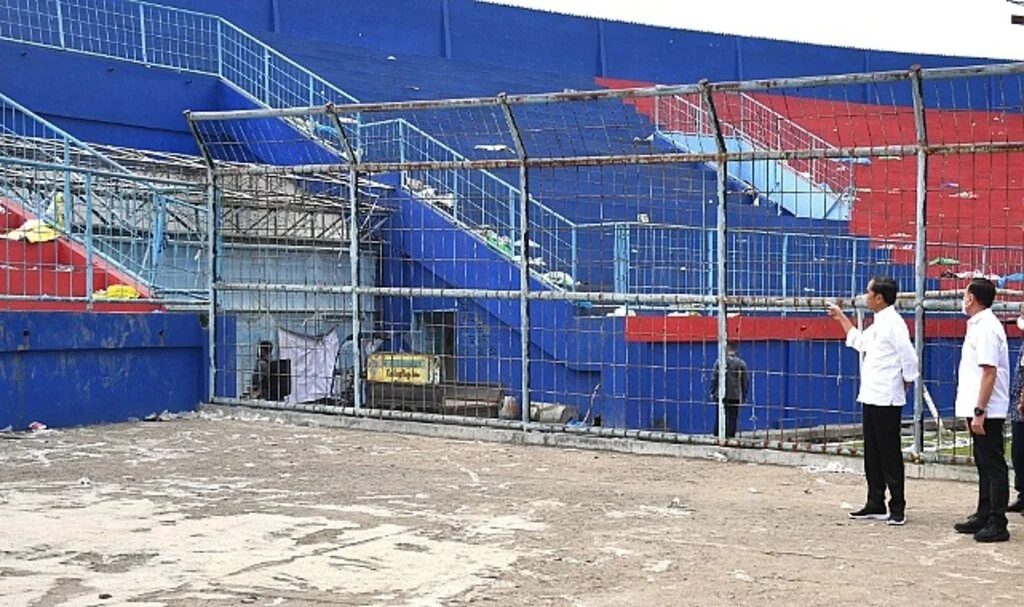 Endonezya'da stadyumdaki izdihamda ölü sayısı 131'e yükseldi