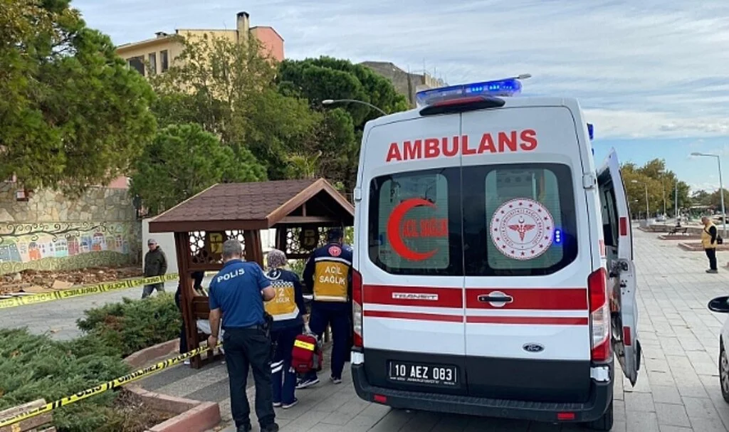 Erdek'te bankta oturan kişi kalp krizi geçirerek hayatını kaybetti