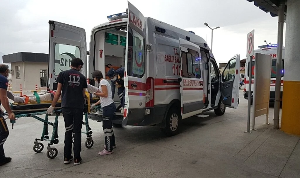 Erzincan’da iki ayrı trafik kazasında 12 kişi yaralandı