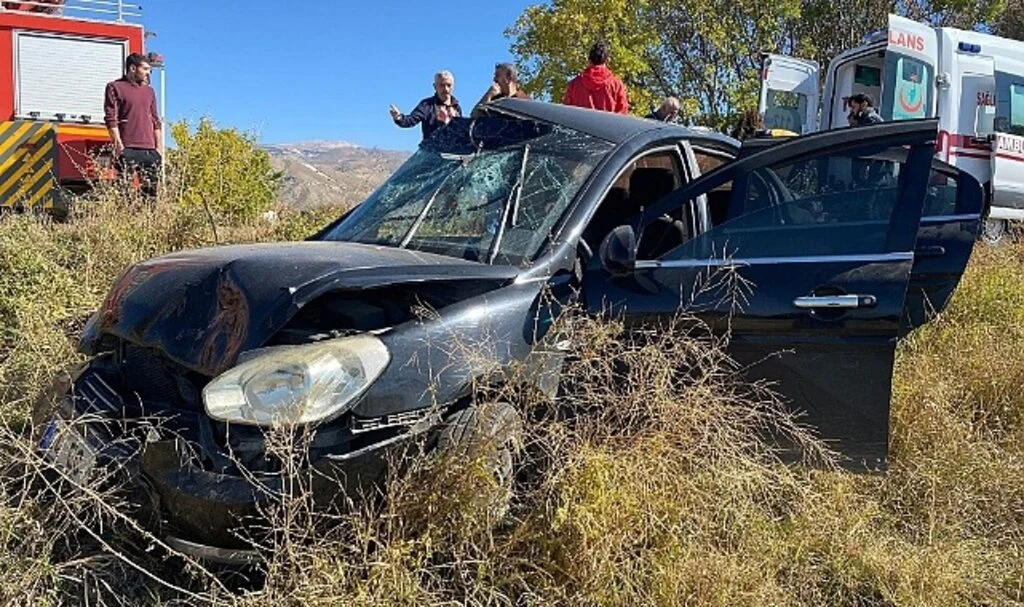 Erzincan’da otomobil şarampole uçtu: 2 yaralı