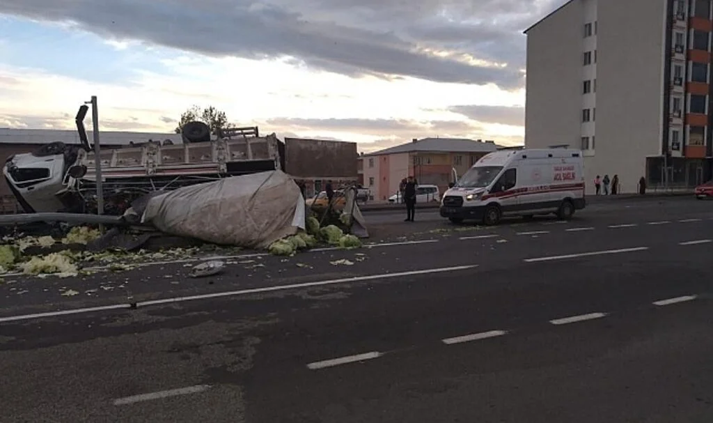 Erzurum’da sebze yüklü kamyon otomobile çarparak takla attı