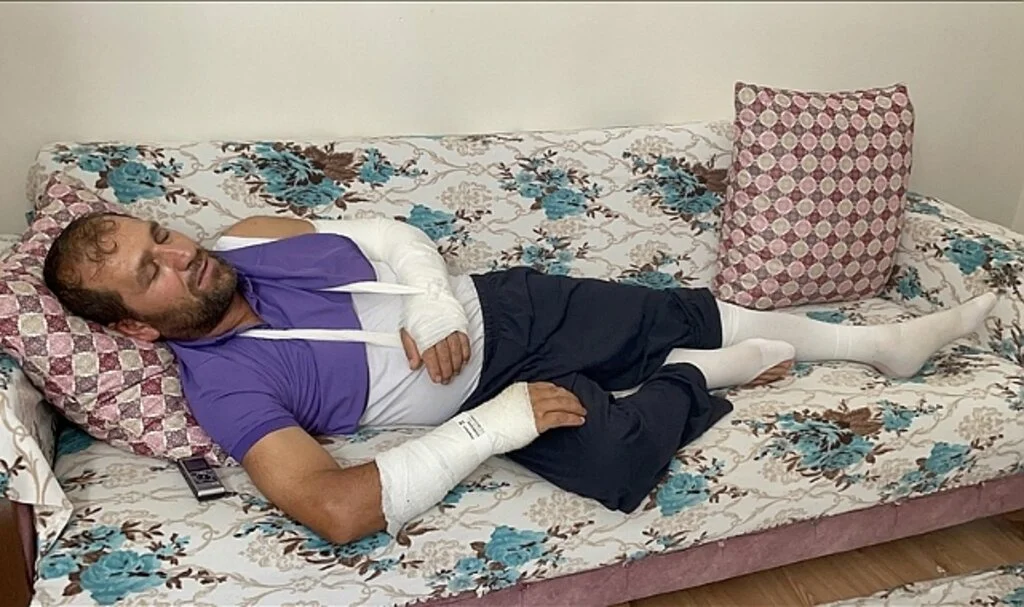 Esenyurt'ta bir kişi ağaçtan düşerek yaralanmasına neden olan kamyonet sürücüsünü arıyor
