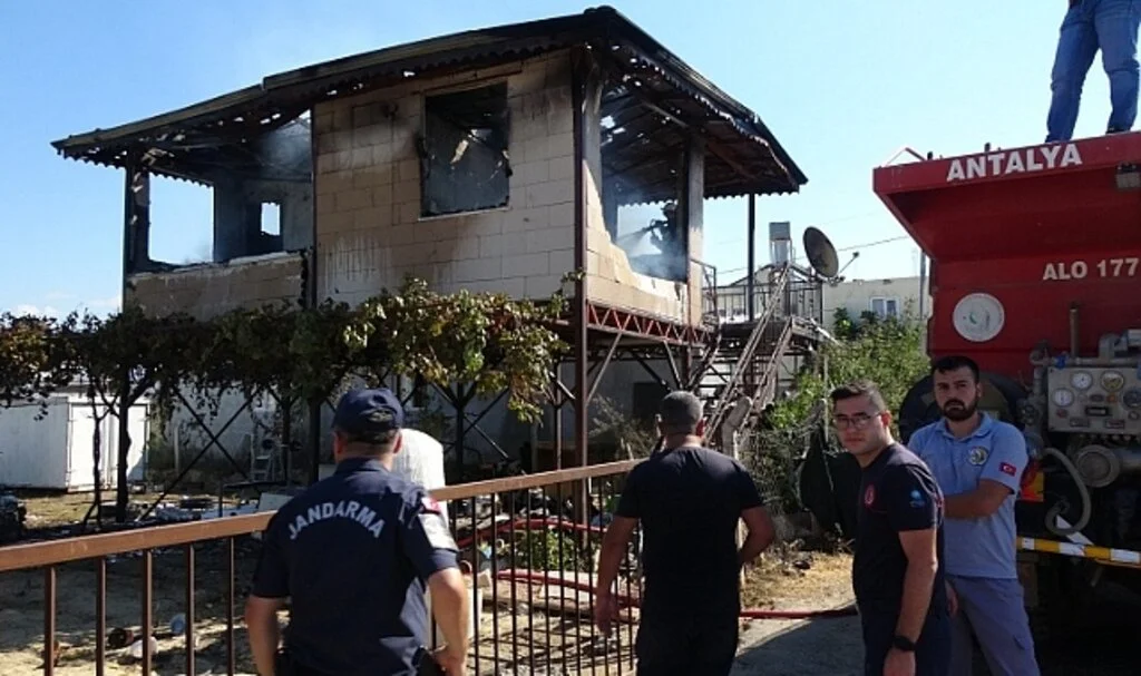 Eşi ve çocuğu kendisini terk etti diye komşusunu bıçaklayıp, kendi evini yaktı