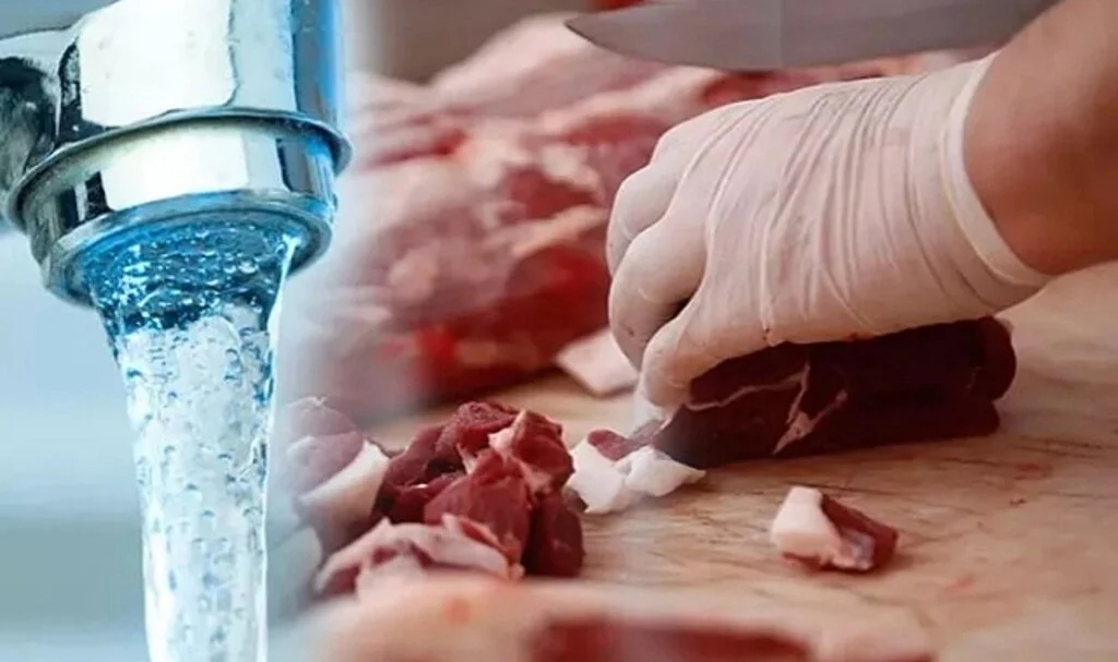 Ete su katılıyor iddiası olay yarattı! Plastik tabakların altındaki o detaya dikkat çekildi: Olmaması gerekiyor