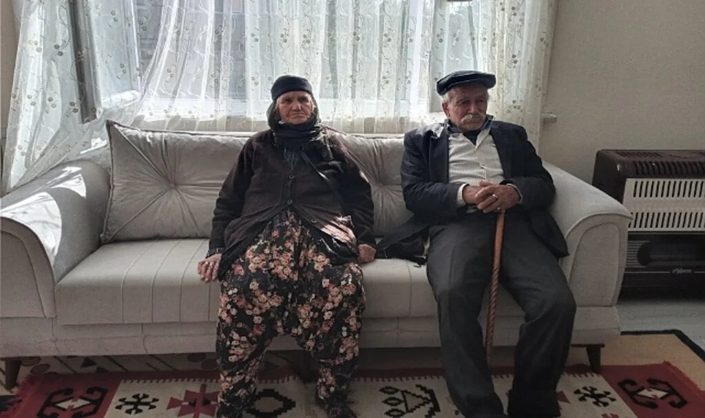 Ev sahibi tarafından sokağa atılan yaşlı çift yeni evine kavuştu
