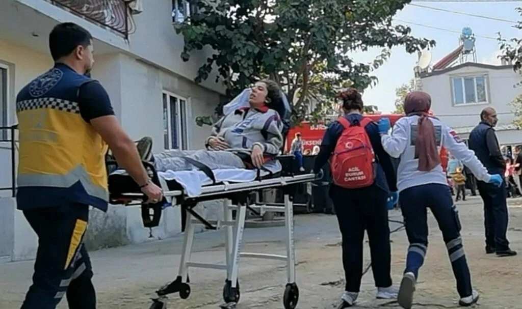 Ev yangınında 2 kişi dumandan etkilendi