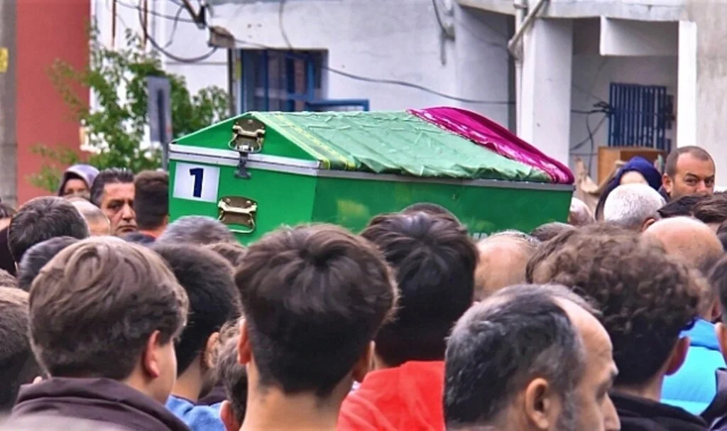 Evde çıkan yangında ölen genç kız toprağa verildi