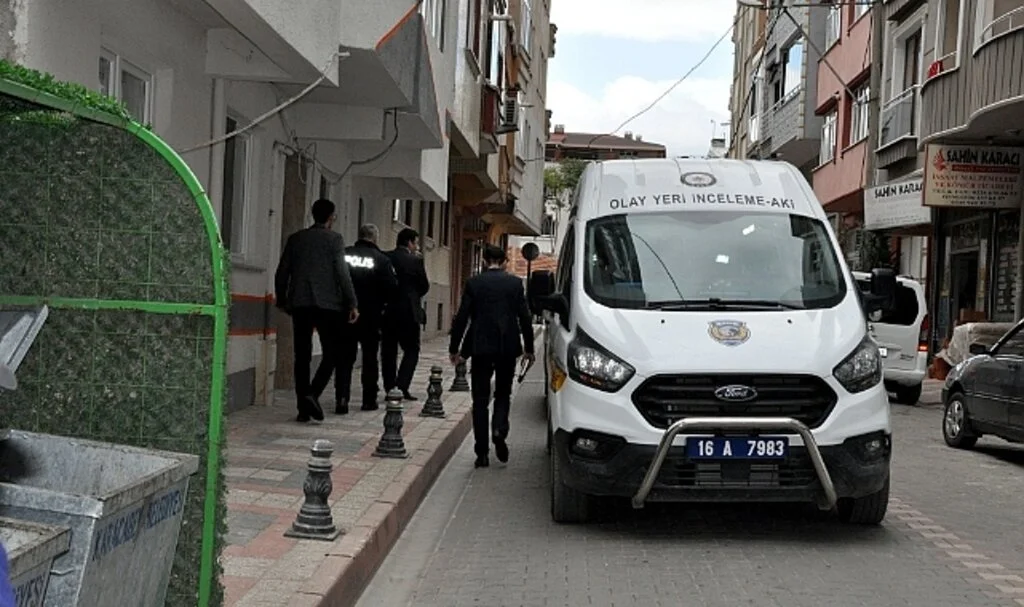 Evde tek bırakılan çocuk ölü bulundu