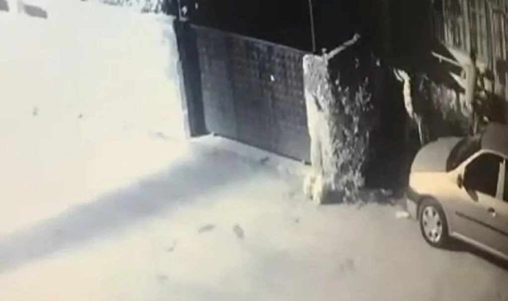 Eve tırmanarak giren hırsız 2 cep telefonu, 1 altın yüzük çaldı