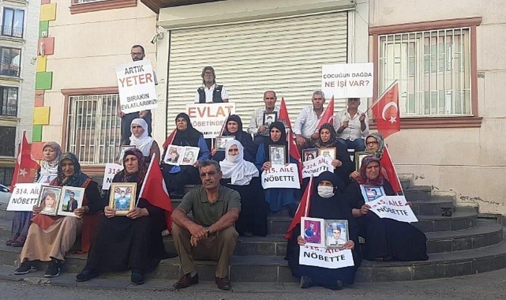 Evlat nöbetindeki ailelerin oturma eylemine 2 aile daha katıldı