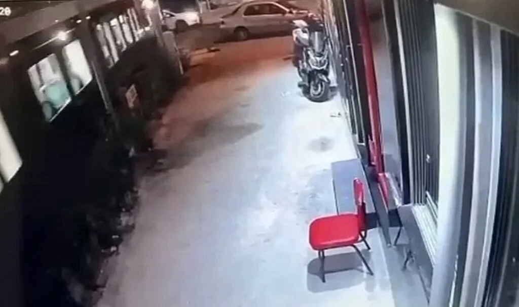 Eyüpsultan’da tramvay ve otomobil çarpıştı, o anlar kameraya yansıdı