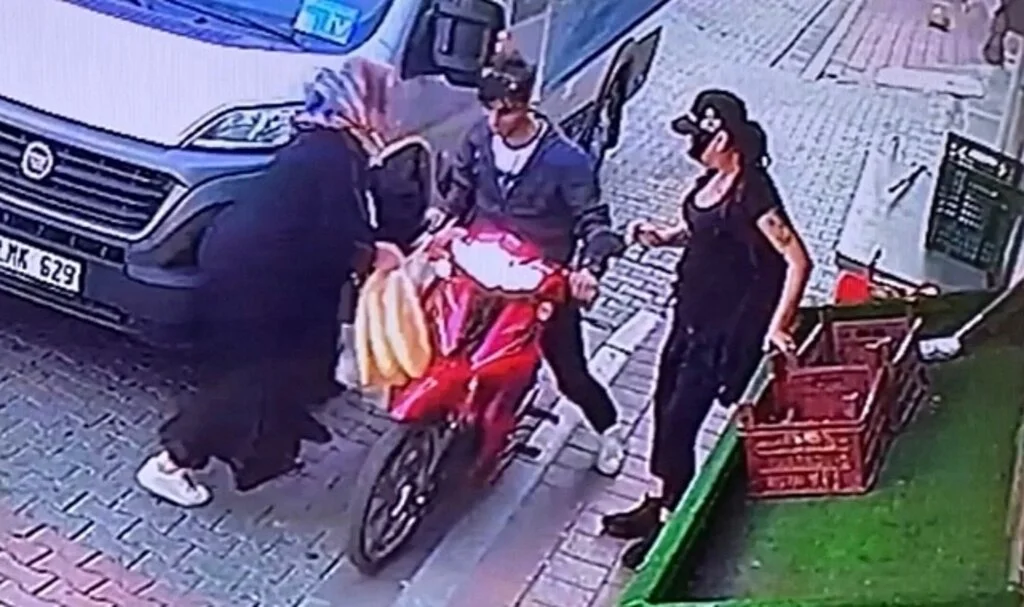 Fatih’te cep telefonu hırsızı, motosikletini kadının üzerine sürerek kaçtı