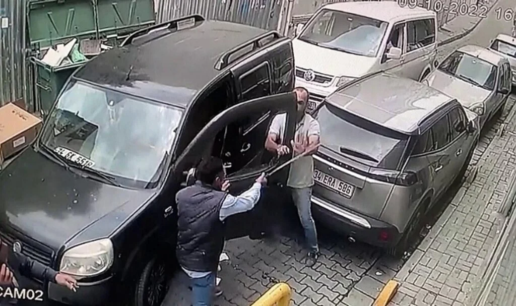 Fatih’te döner bıçaklı saldırı kamerada: Kağıt toplayıcısı, sürücüye dehşeti yaşattı