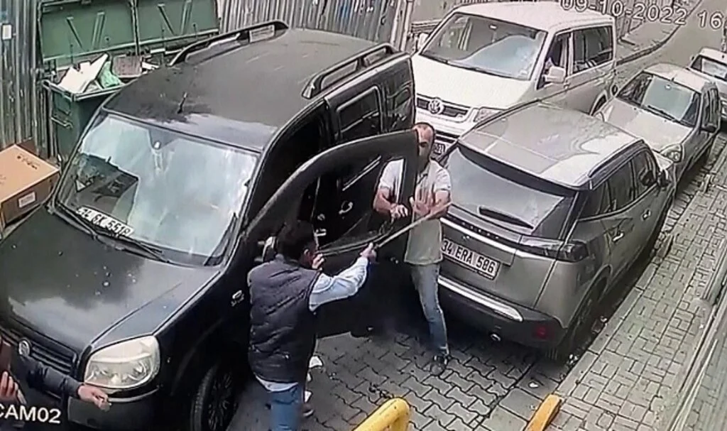 Fatih'te sürücüye döner bıçağıyla saldıran kağıt toplayıcısı tutuklandı