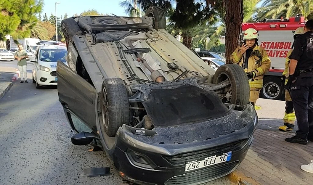 Fatih’te takla atan aracın içinden burnu bile kanamadan çıktılar