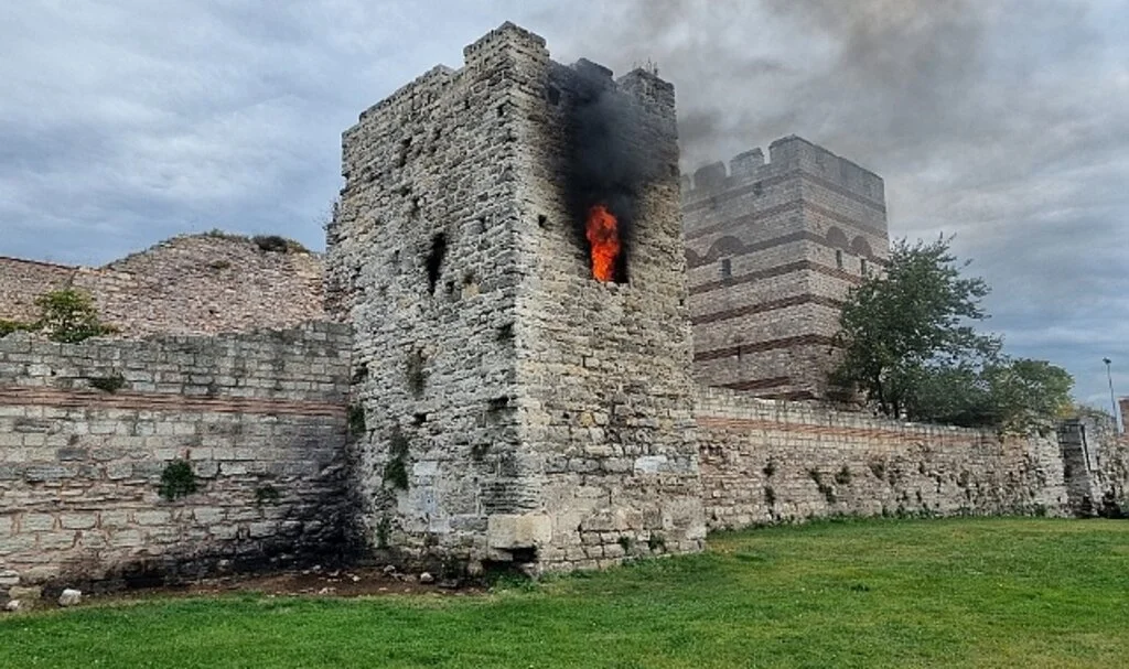Fatih’te tarihi surlardaki kule alev alev yandı