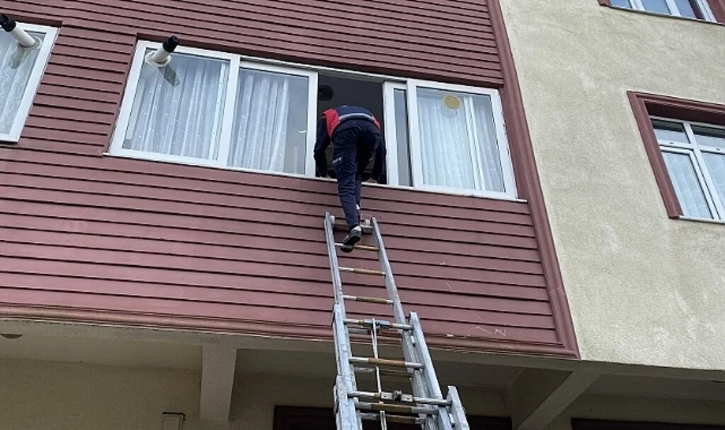 Felçli adam yalnız kaldığı evde ölmekten korkup hüngür hüngür ağladı