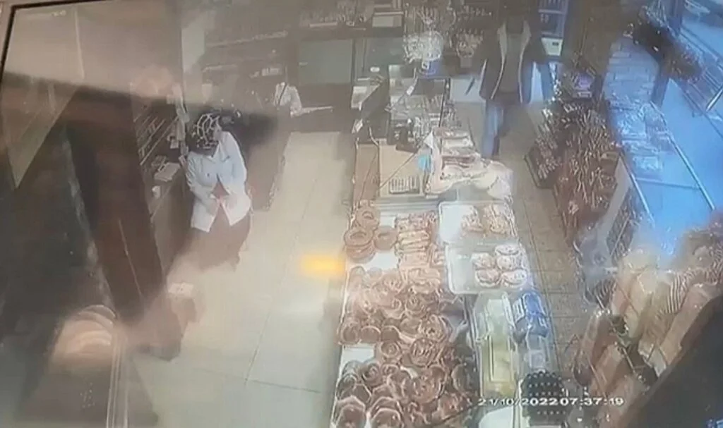 Fırında bıçaklı gasp kamerada: Kadını korkutup kasadan para çaldı