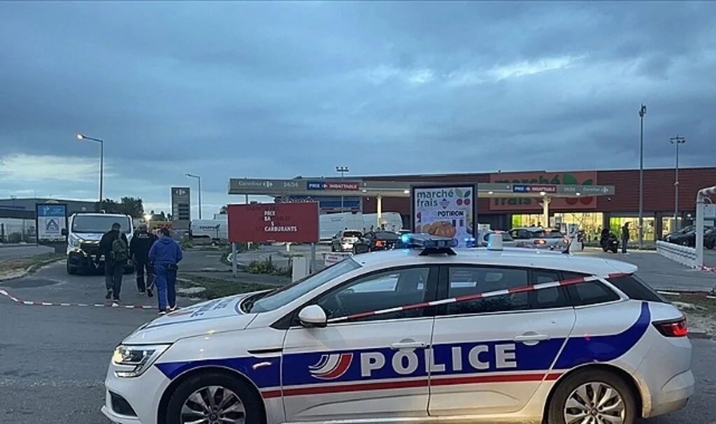 Fransa'da akaryakıt istasyonunu 'işgal eden' gençler, benzini belirledikleri fiyattan sattı