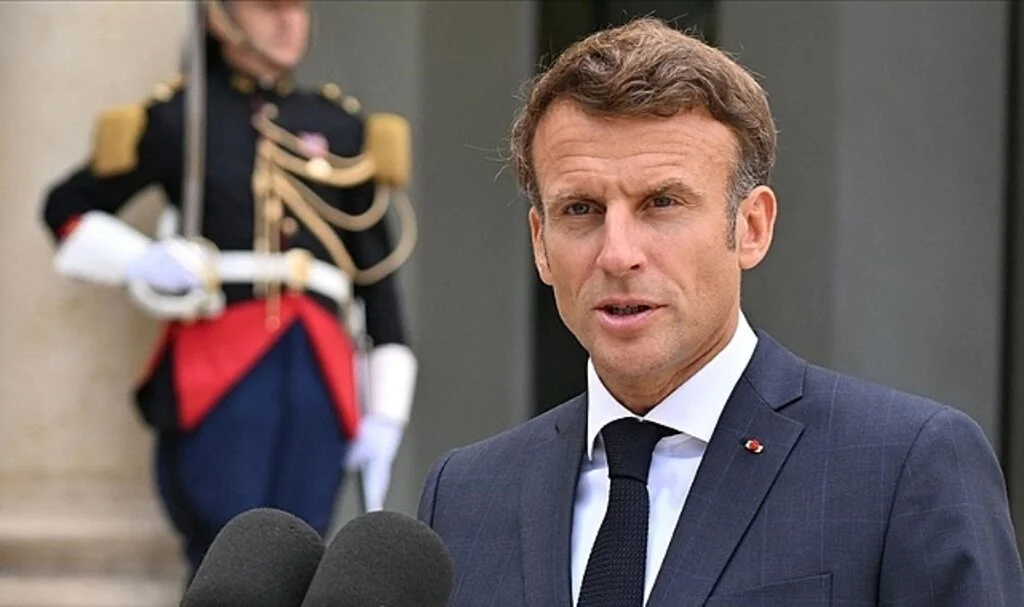 Fransa'da kabinenin enerji tasarrufu için kalın giyinme trendine Macron da katıldı
