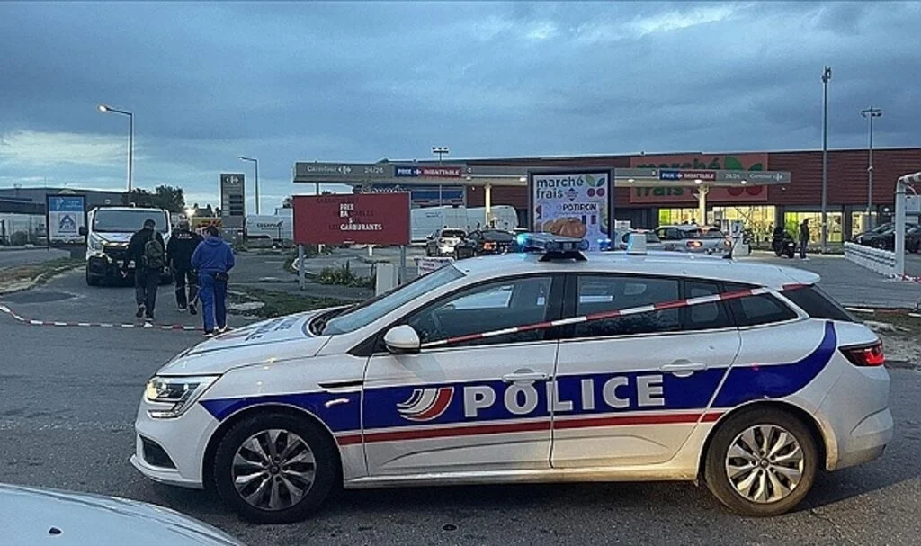 Fransa'da sendikalar, rafineri grevinde hükümetin "zorla çalıştırma" emrine uymayacak