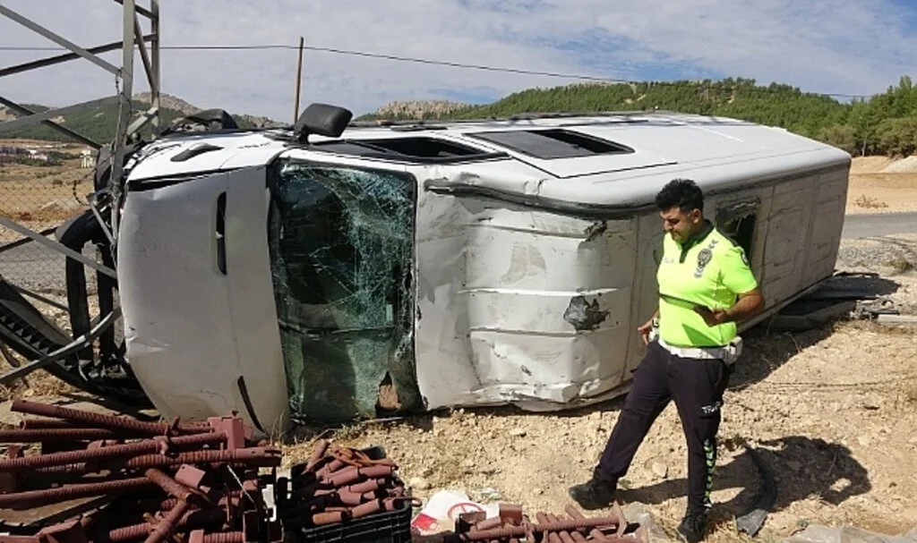 Freni boşalan minibüs şarampole yuvarladı