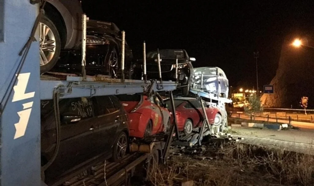 Freni patlayan araç yüklü tır, 3 araca çarparak durabildi