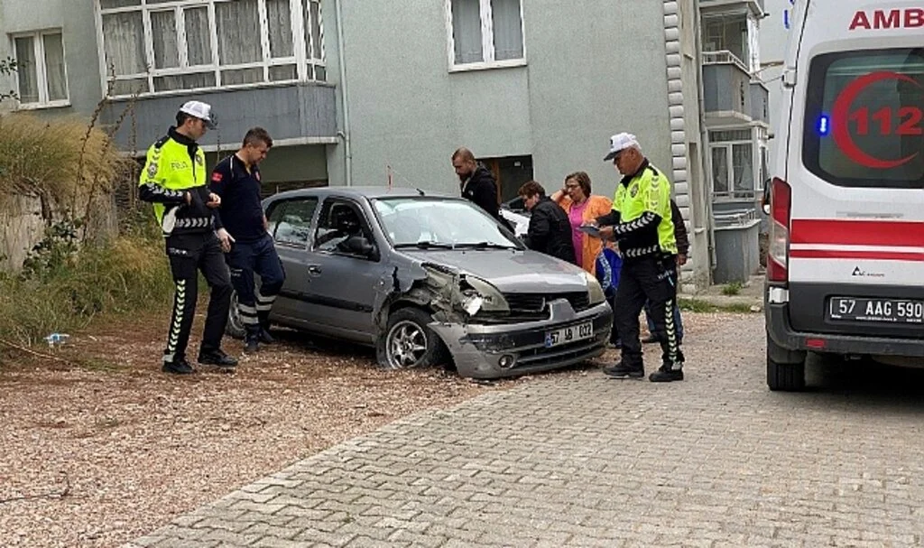 Frenleri boşalan otomobil istinat duvarından düştü